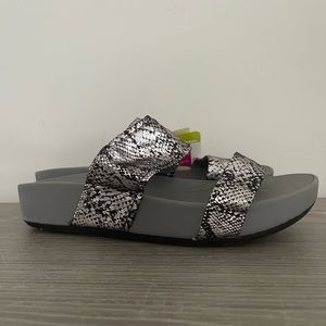 Brand New women Bare Traps Sandals-Size 10M